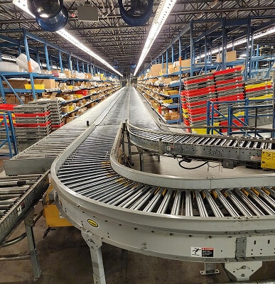 Warehouse conveyor system with packages