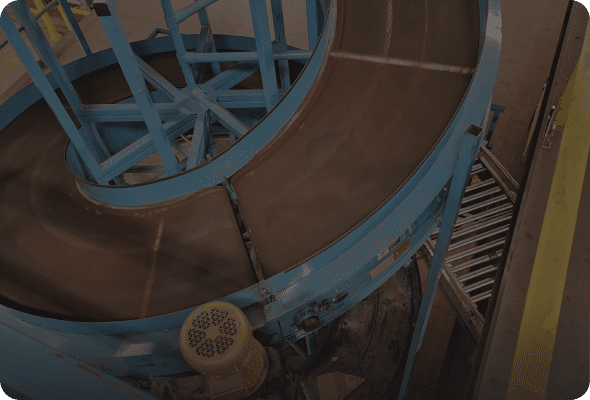 Curved conveyor system in warehouse